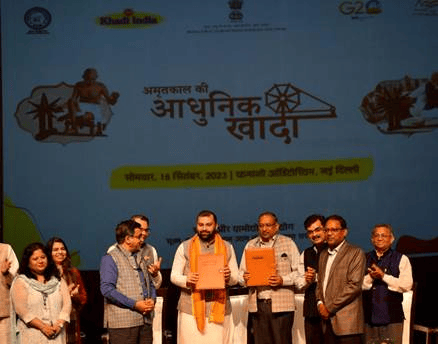 खादी और ग्रामोद्योग आयोग ने खादी उत्पादों को बढ़ावा देने के लिए तीन समझौता ज्ञापनों पर किए हस्ताक्षर