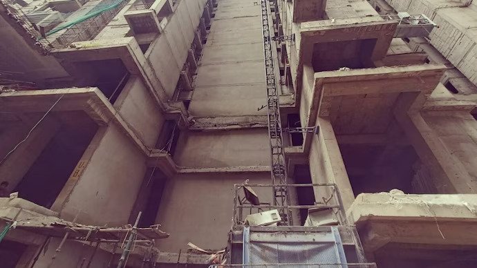 ग्रेटर नोएडा के आम्रपाली ड्रीम वैली में निर्माणाधीन बिल्डिंग की लिफ्ट गिरने से बड़ा हादसा, 4 लोगों की मौत
