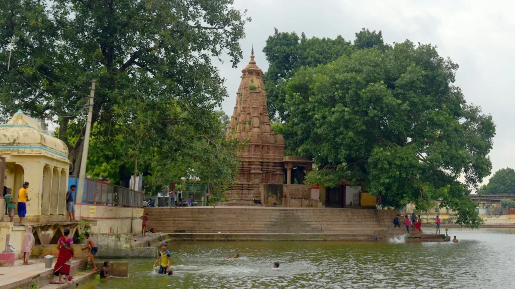 काशी खण्ड के धार्मिक तालाब को बचाने के लिए प्रधानमंत्री एवं मुख्यमंत्री से लगाई गुहार