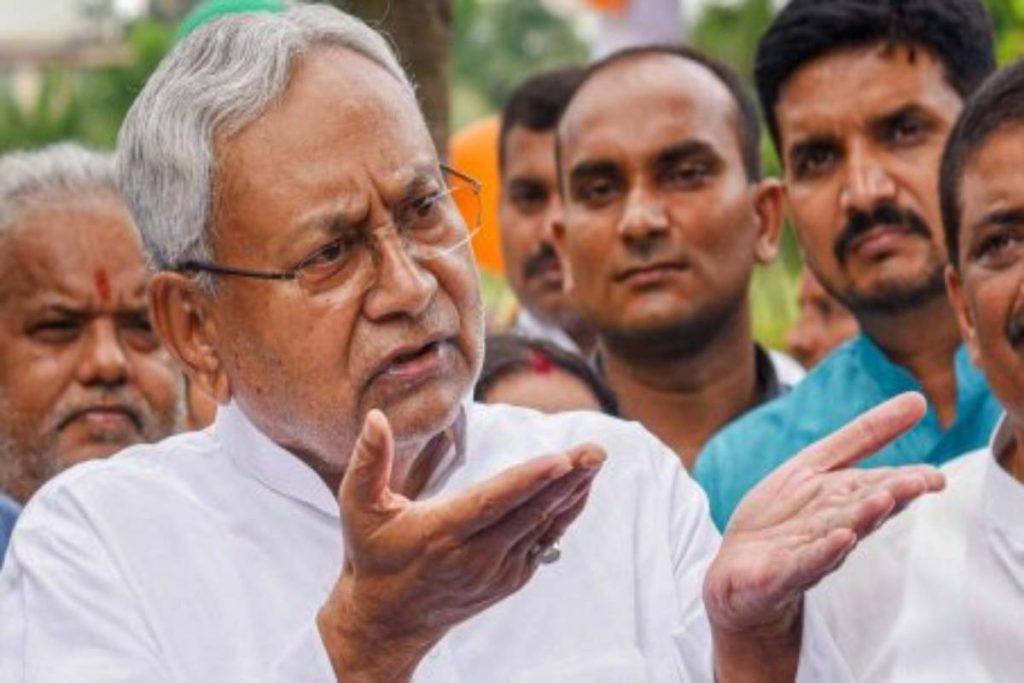 सरकारी स्कूल के पुस्तकालय का नाम अंग्रेजी में लिखे होने पर भड़क गए सीएम नीतीश कुमार..