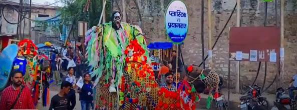 प्लास्टिक रूपी दानव की ऊंट पर निकली सवारी, लोगों ने की जूते-चप्पलों से पिटाई