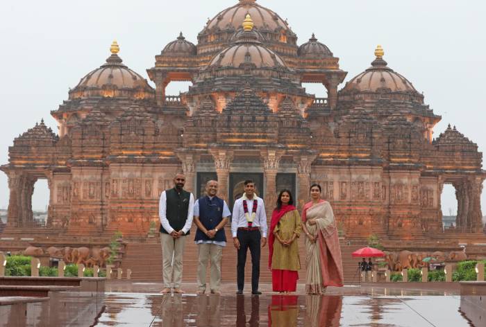 सुबह-सुबह अक्षरधाम मंदिर पहुंचे ब्रिटेन के प्रधानमंत्री ऋषि सुनक, पत्नी के साथ किया जलाभिषेक