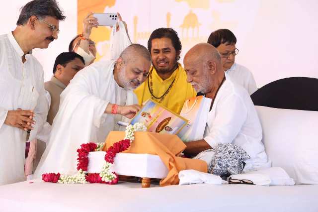 ब्रह्मचारी गिरीश, वेद प्रकाश शर्मा, श्री श्रीकांत अगस्ती और श्री रामदेव दुबे ने पूज्य संत विश्व प्रसिद्ध कथा वाचक मुरारी बापू के किए प्रत्यक्ष दर्शन