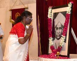राष्ट्रपति द्रौपदी मुर्मु ने डॉ. सर्वपल्ली राधाकृष्णन को उनकी जयंती पर पुष्पांजलि की अर्पित