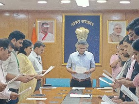 शिक्षा मंत्रालय के उच्च शिक्षा विभाग के सचिव के. संजय मूर्ति ने अधिकारियों और कर्मचारियों को दिलाई स्वच्छता शपथ