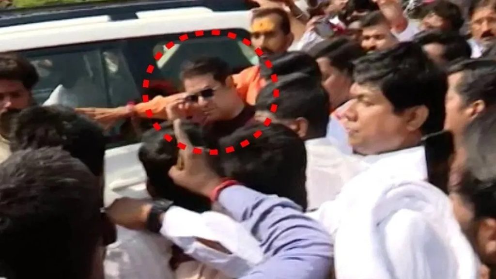 मराठा आरक्षण के लिए महाराष्ट्र में बवाल, आंदोलन कर रहे लोगों ने राज ठाकरे का काफिला रोका