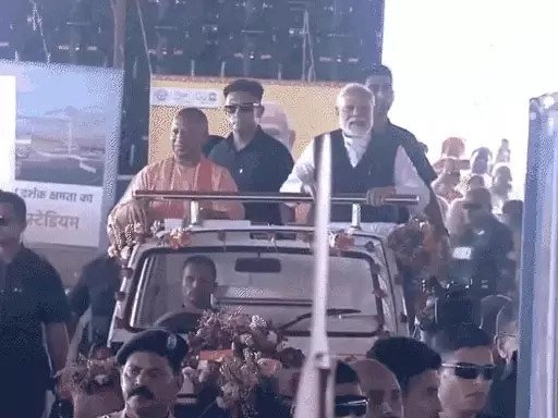 वाराणसी में पीएम मोदी की सुरक्षा में चूक, रुद्राक्ष सेंटर के बाहर काफिला के सामने कूदा युवक