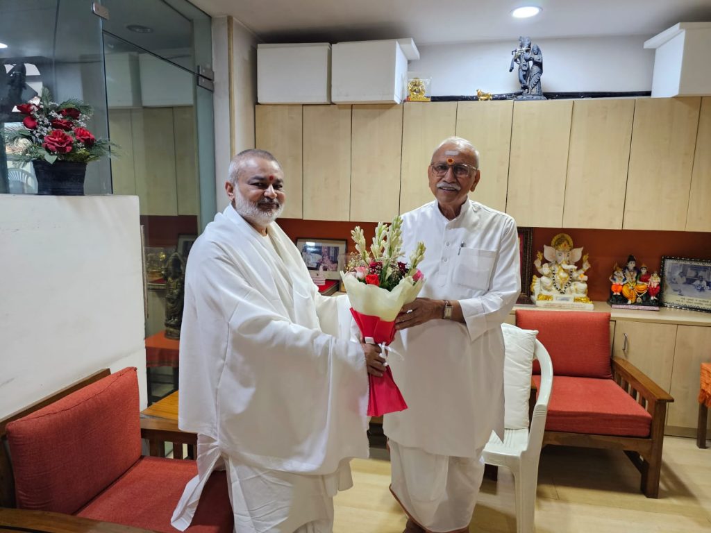 ब्रह्मचारी गिरीश ने विश्व हिन्दू परिषद् के राष्ट्रीय संरक्षक दिनेश चंद्र और अध्यक्ष अलोक कुमार से की भेंट
