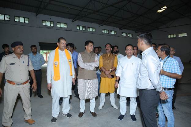 केन्द्रीय मंत्री पीयूष गोयल ने ग्वालियर में भारतीय खाद्य निगम के गोदाम का किया आकस्मिक निरीक्षण