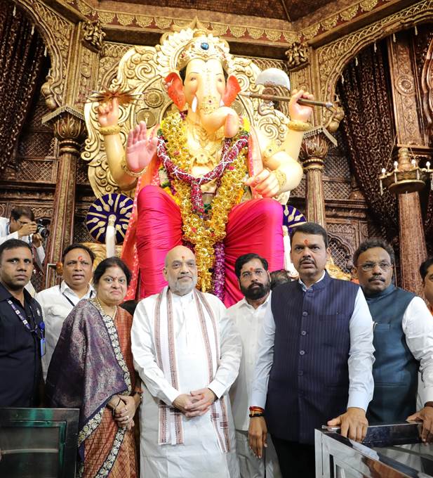 केन्द्रीय गृह मंत्री अमित शाह ने गणेशोत्सव के दौरान आज महाराष्ट्र के मुंबई में विश्वप्रसिद्ध लाल बाग के राजा के किए दर्शन