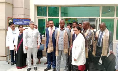 अफ़्रीकी राजदूतों, उच्चायुक्तों ने आयुर्वेद के लाभ का अनुभव करने के लिए एआईआईए का दौरा किया