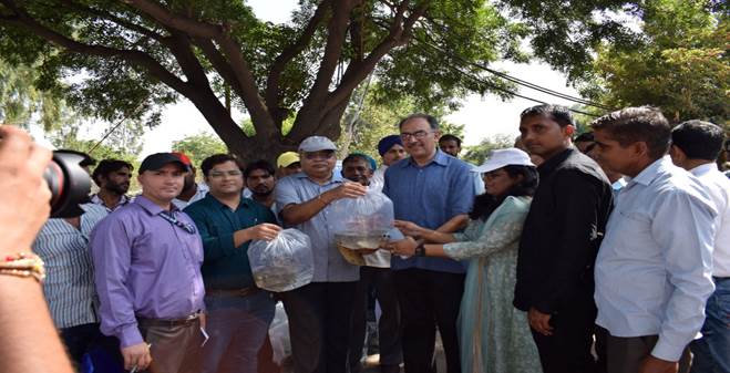 डॉ. अभिलक्ष लिखी ने आईसीएआर-केंद्रीय मात्स्यिकी शिक्षा संस्थान, क्षेत्रीय केंद्र रोहतक, हरियाणा और लाहली गांव, रोहतक में झींगा फार्म का दौरा किया और झींगा किसानों से की बातचीत