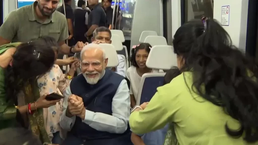 दिल्ली मेट्रो में पीएम मोदी को यात्रियों ने खास अंदाज में दी जन्मदिन की बधाई, यहां देखें वीडियो