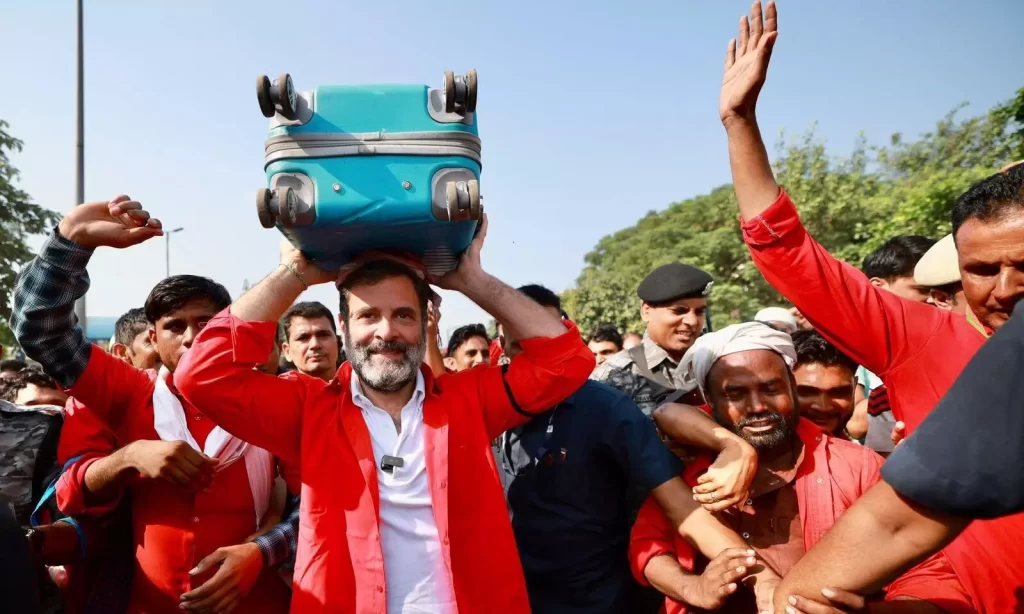 कुलियों से मुलाकात करने आनंद विहार रेलवे स्टेशन पहुंचे राहुल गांधी, कुली की ड्रेस में उठाया सामान