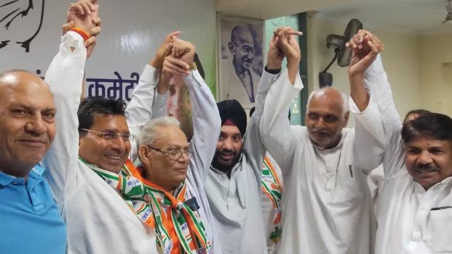 आम आदमी पार्टी को बड़ा झटका, 20 से अधिक नेताओं ने थामा कांग्रेस का हाथ