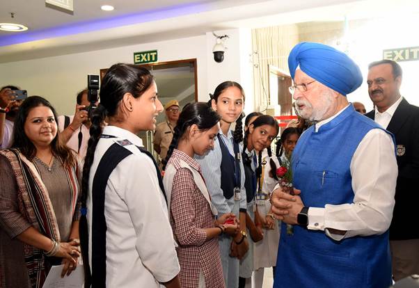 युवा अनस्टॉपेबल ने मुख्य अतिथि हरदीप सिंह पुरी के साथ छात्र संवाद की मेजबानी की