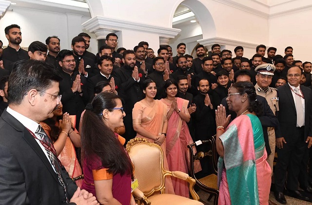 रेल, सड़क, वायु और जल परिवहन के साथ अलग-अलग नहीं बल्कि समग्रता के साथ व्यवहार किया जाना चाहिए : राष्ट्रपति मुर्मु