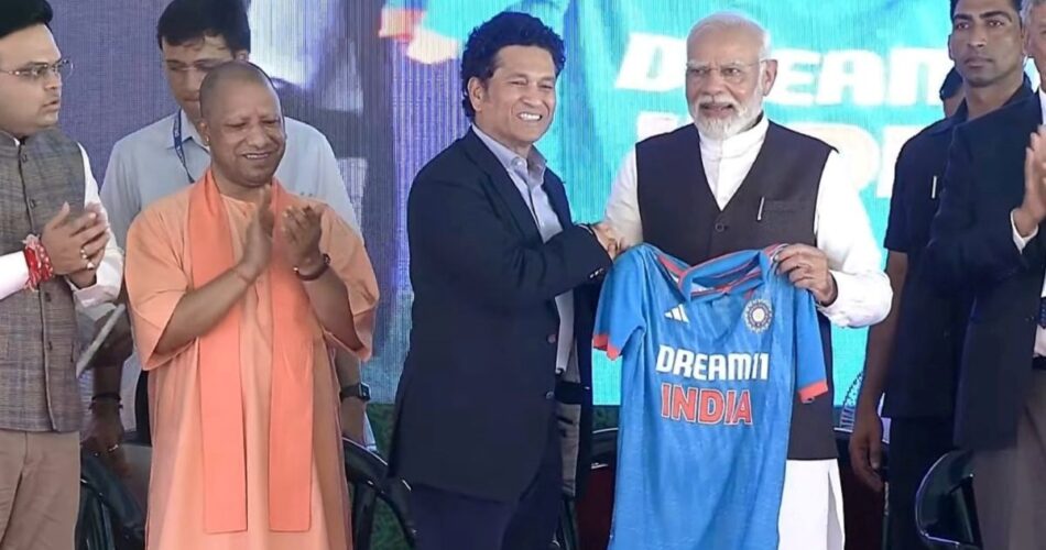 वाराणसी में इंटरनेशनल क्रिकेट स्टेडियम का शिलान्यास, सचिन तेंदुलकर ने पीएम मोदी को गिफ्ट की टीम इंडिया की जर्सी