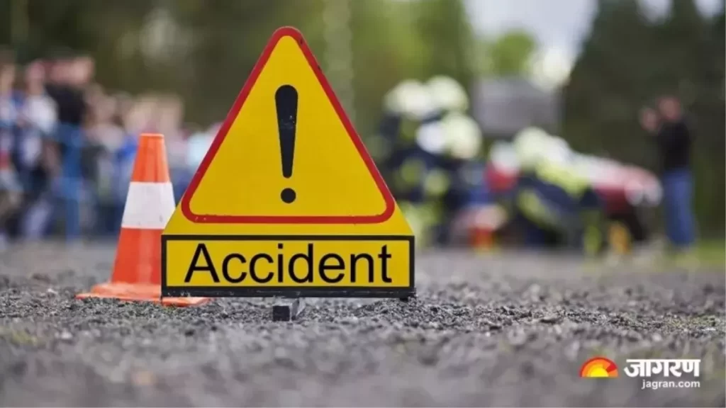 आगरा-लखनऊ एक्सप्रेस वे पर बस पलटने से 34 यात्री घायल, 9 की हालत गंभीर