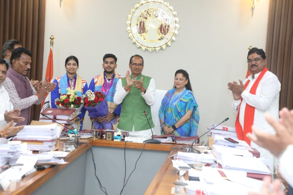 एशियन गेम्स में पदक जीतने वाले ऐश्वर्य और आशी का सीएम शिवराज ने किया सम्मान