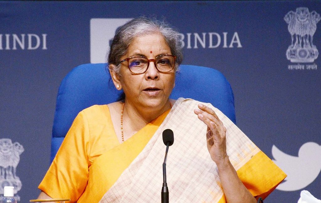 कर्ज़ का बोझ कम करने के प्रयोगों पर है सरकार की नज़रः निर्मला सीतारमण