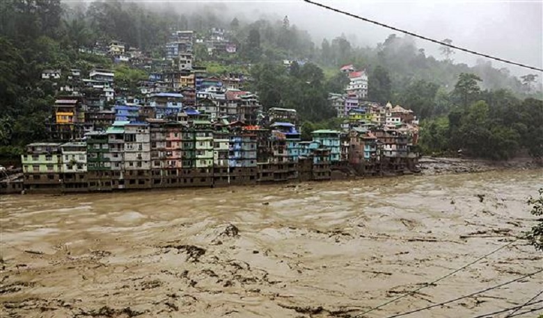 सिक्किम में बाढ़ के कारण मृतकों की संख्या बढ़कर 14 हुई, 102 लापता