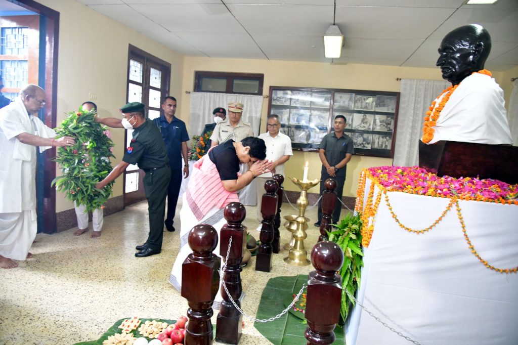 राज्यपाल अनुसुईया उइके ने महात्मा गॉंधी को अर्पित की पुष्पांजली