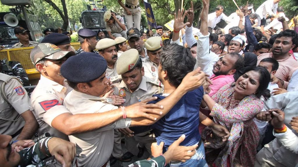 आप सांसद संजय सिंह की गिरफ्तारी के खिलाफ प्रदर्शन कर रहे कार्यकर्ताओं की पुलिस से झड़प