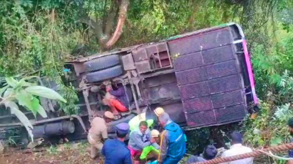 तमिलनाडु में बड़ा हादसा, बस के खाईं में गिरने से नौ लोगों की मौत, पीएम मोदी ने व्यक्त किया शोक