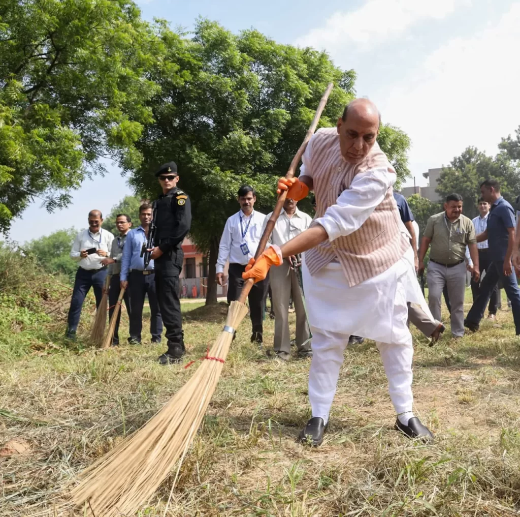 रक्षा मंत्री राजनाथ सिंह ने दिल्ली छावनी में आयोजित स्वच्छता और वृक्षारोपण गतिविधियों का किया नेतृत्व