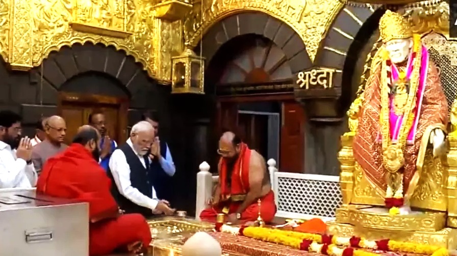 5 साल बाद शिरडी पहुंचे पीएम मोदी, साईं बाबा मंदिर में दर्शन कर की पूजा