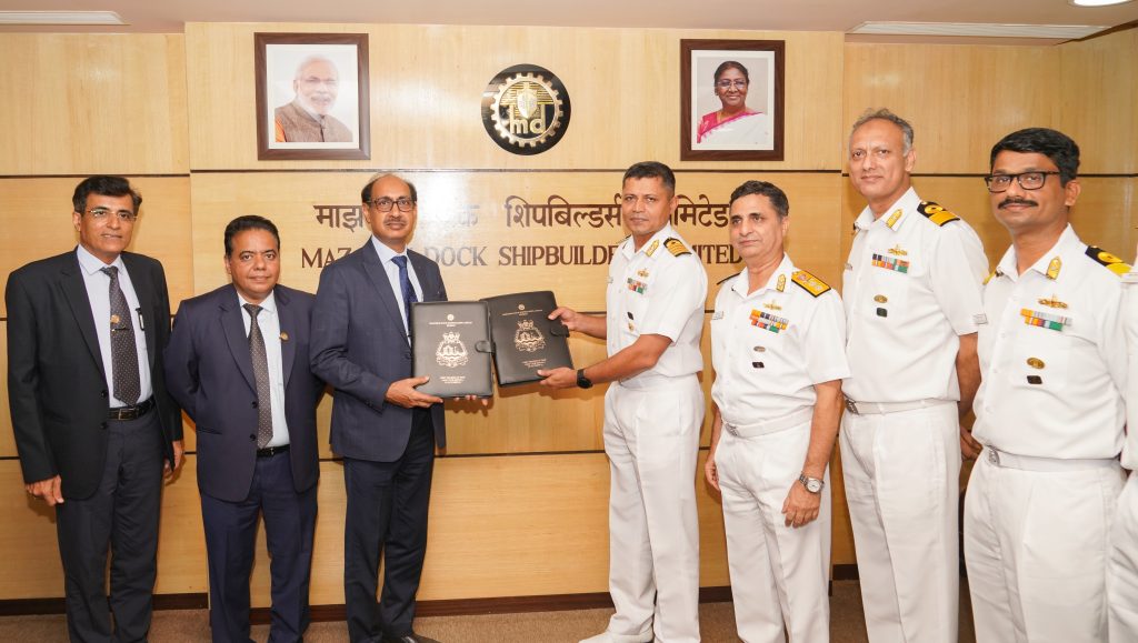 इम्फाल, 15बी परियोजना का तीसरा स्वदेशी विध्वंसक पोत भारतीय नौसेना को सौंपा गया