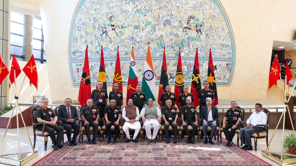 रक्षा मंत्री ने सेना कमांडरों के सम्मेलन के दौरान भारतीय सेना के वरिष्ठ अधिकारियों को किया संबोधित