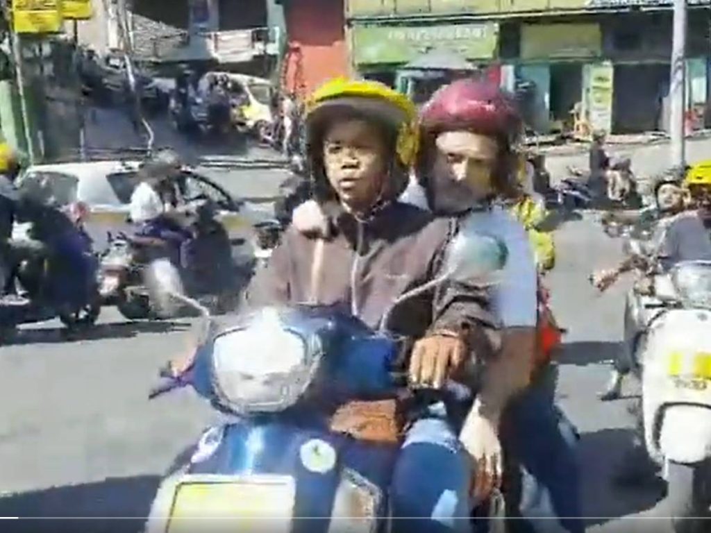 कांग्रेस नेता राहुल गांधी Mizoram यात्रा के दौरान बाइक पर सवार दिखे
