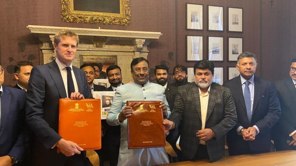 लंदन से स्वदेश वापस लौटेगा शिवाजी का ‘वाघ नख’, महाराष्ट्र सरकार ने साइन किया एमओयू