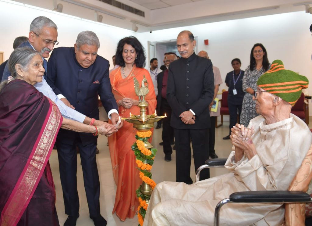 उपराष्ट्रपति ने श्रीमती चारुमती निर्वाण की बाघों पर आयोजित प्रदर्शनी का किया उद्घाटन