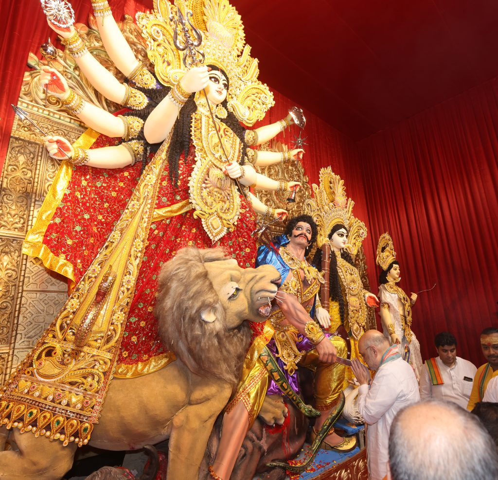 बंगाल से भ्रष्टाचार, अन्याय और अत्याचार जल्द समाप्त करने की शक्ति देने के लिए दुर्गा मां से भी प्रार्थना करता हूँ- अमित शाह