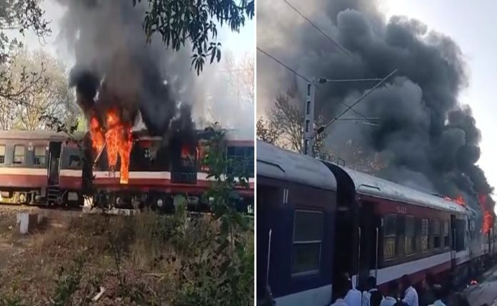 महाराष्ट्र में डेमू स्पेशल ट्रेन के 5 डिब्बों में लगी भीषण आग, सभी यात्री सुरक्षित