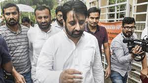 एक बार फिर आम आदमी पार्टी पर गिरी मुसीबतों की गाज, इस बार अमानतुल्लाह खान पर ईडी ने कसा शिकंजा