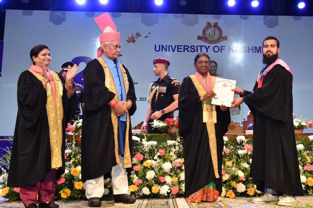 राष्ट्रपति ने कश्मीर विश्वविद्यालय के 20वें दीक्षांत समारोह में लिया भाग
