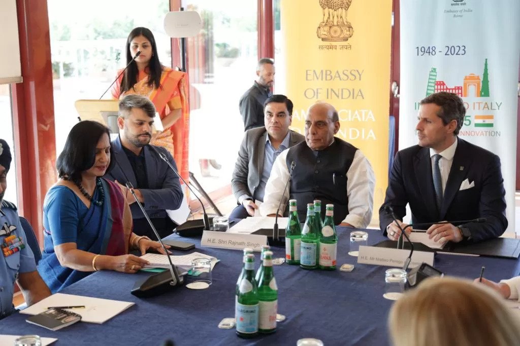 रक्षा मंत्री ने रोम में इटली के रक्षा उद्योग जगत के शीर्ष कारोबारियों से की भेंट