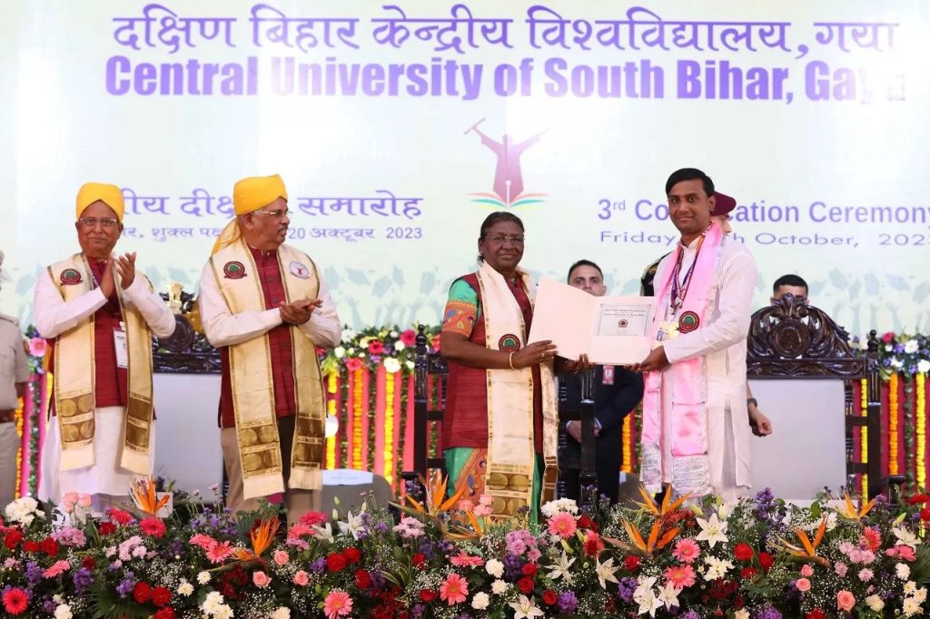राष्ट्रपति दक्षिण बिहार केंद्रीय विश्वविद्यालय के तीसरे दीक्षांत समारोह में हुईं सम्मिलित
