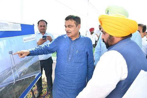 नितिन गडकरी ने पंजाब में दिल्ली-अमृतसर-कटरा एक्सप्रेसवे और अमृतसर बाईपास के निर्माण कार्य में हुई प्रगति की, की समीक्षा