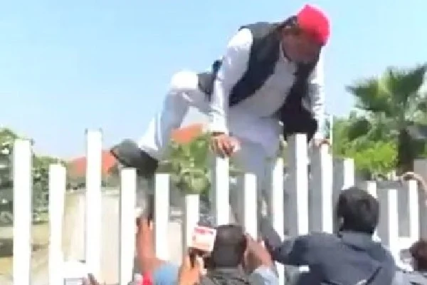 जयप्रकाश नारायण की जयंती पर गेट कूदकर माला पहनाने पहुंचे अखिलेश यादव, हो सकती है एफआईआर