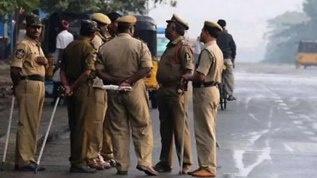 नोएडा में युवती से रेप का आरोपी डिलीवरी ब्वॉय पुलिस इंस्पेक्टर की पिस्टल छीनकर भगा,पुलिस ने किया गिरफ्तार