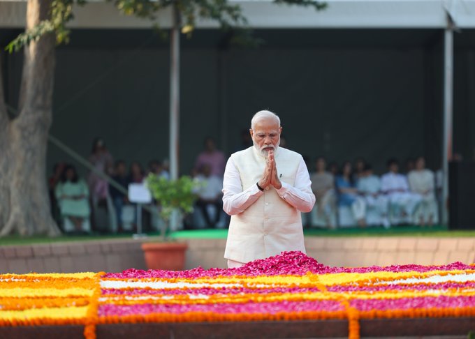 महात्मा गांधी की 154वीं जयंती आज, PM मोदी ने राजघाट पहुंचकर बापू और लाल बहादुर शास्त्री को दी श्रद्धांजलि
