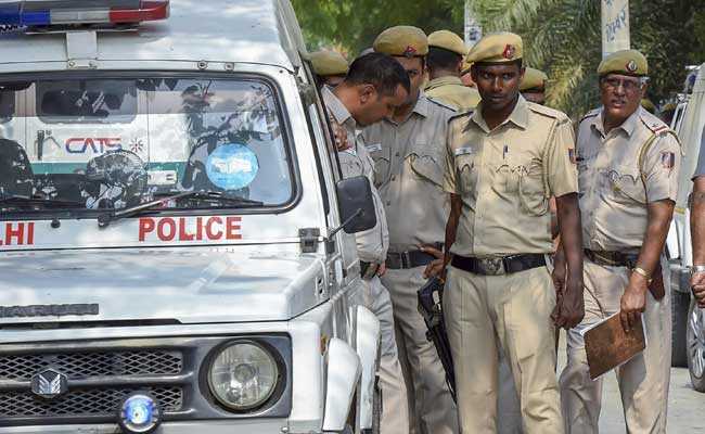 दिल्ली: वाहन चेकिंग कर रहे पुलिसकर्मी को SUV ने मारी टक्कर, आरोपी गिरफ्तार