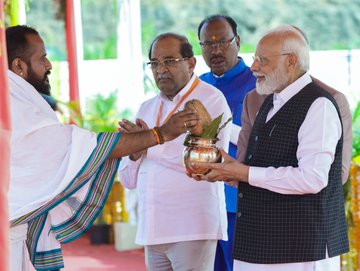 प्रधानमंत्री ने महाराष्ट्र के शिरडी में निलवंडे बांध का जल पूजन किया