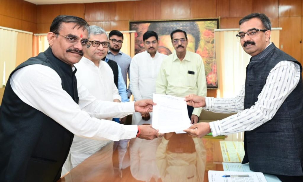 भाजपा के प्रदेश अध्यक्ष विष्णुदत्त शर्मा ने अन्य नेताओं के साथ मिलकर मुख्य निर्वाचन पदाधिकारी कार्यालय पहुंचकर सौंपा ज्ञापन
