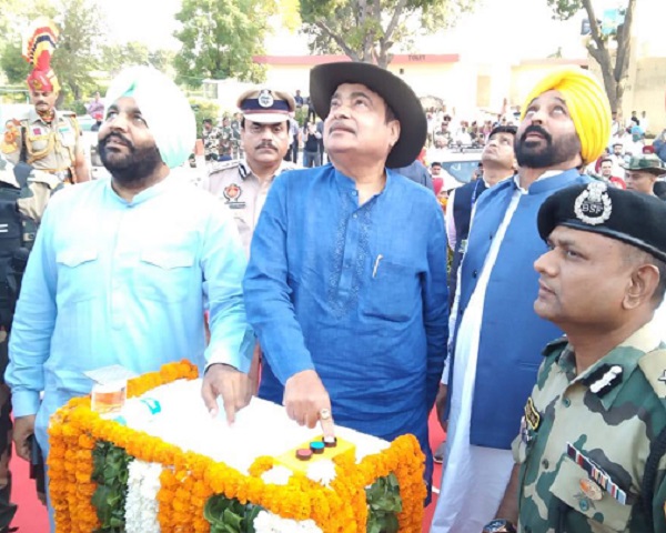 केंद्रीय मंत्री नितिन गडकरी ने अटारी सरहद में फहराया देश का सबसे ऊंचा राष्ट्रीय ध्वज